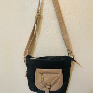 Steve Madden crossbody bag. ( 10 x 9”) zipper around d bottom for extension 😍